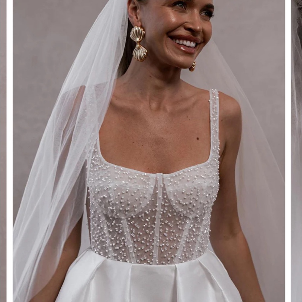 V. Chapman White Wedding Dress - Picture 5 of 9